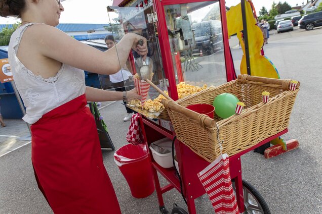 Eine Popcornmaschine auf dem Sommerfest