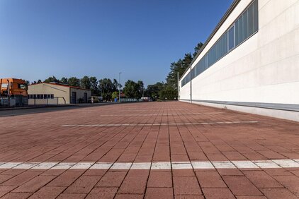 Entlang der Halle gibt es zahlreiche Parkplätze